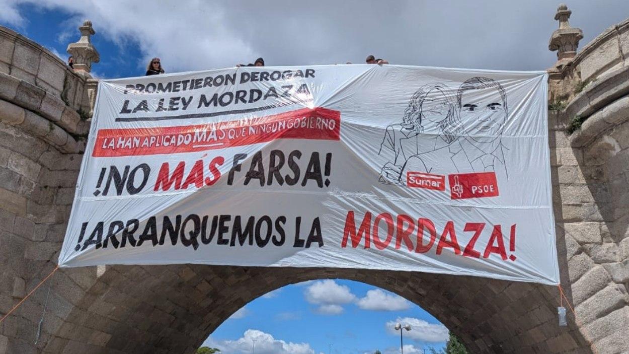 Colectivos sociales se concentran frente a Ferraz contra el aumento de la represión y para la derogación de la ley mordaza. Imagen de PAH Vallekas.
