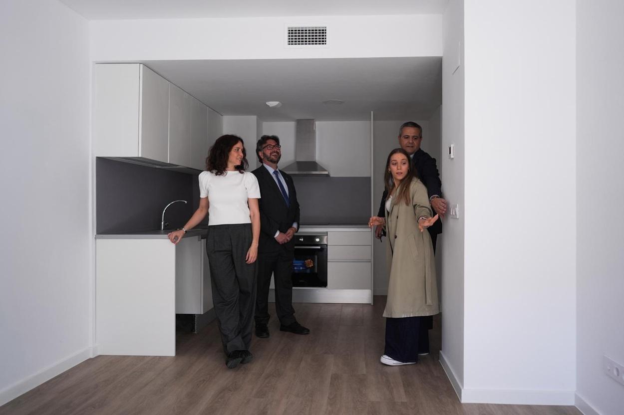 Isabel Díaz Ayuso en una vivienda del Plan Vive. Comunidad de Madrid.