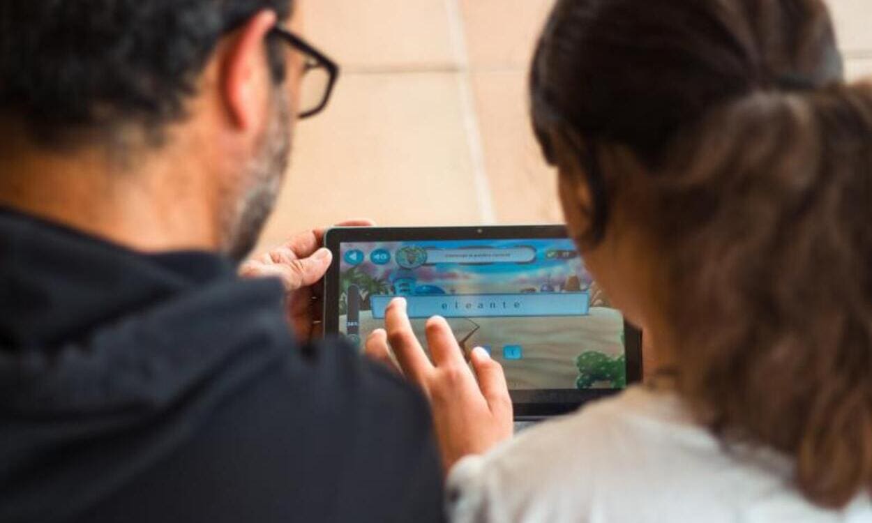 El director del CEIP Ramón y Cajal enseñando a una alumna a utilizar Dytective. © Fundación ”la Caixa”