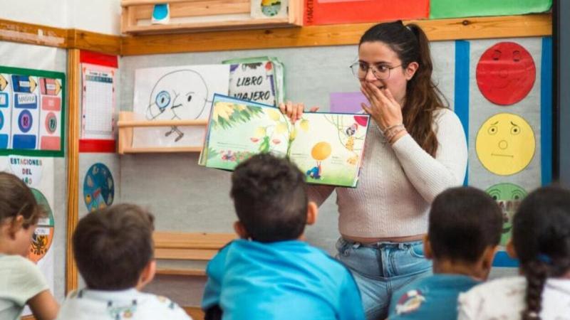 Una maestra impartiendo clase en el CEIP Ramón y Cajal de Alpartir. © Fundación ”la Caixa”