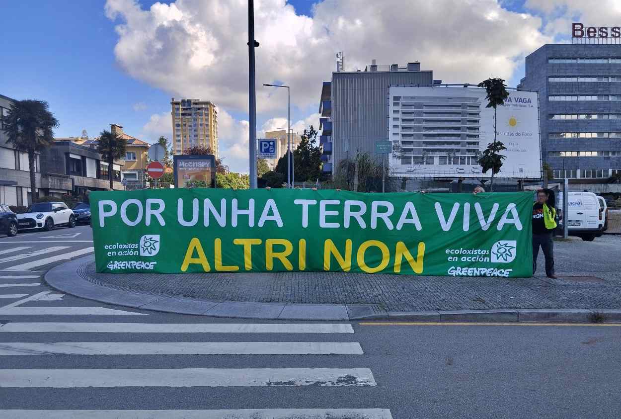 Imagen de la protesta que Greenpeace llevó a cabo en Oporto contra Altri (Foto: Greenpeace).