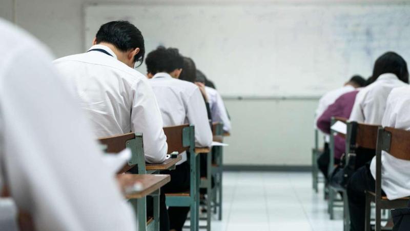 Estudiantes en un examen Estudiantes en un examen