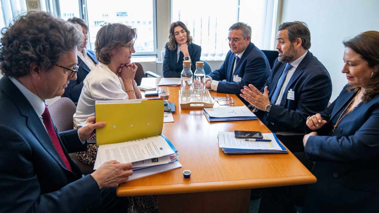 Reunión entre Paco Núñez y la comisaria de Medio Ambiente, Resiliencia Hídrica y Economía Circular Competitiva, Jessika Roswall. PP CLM.
