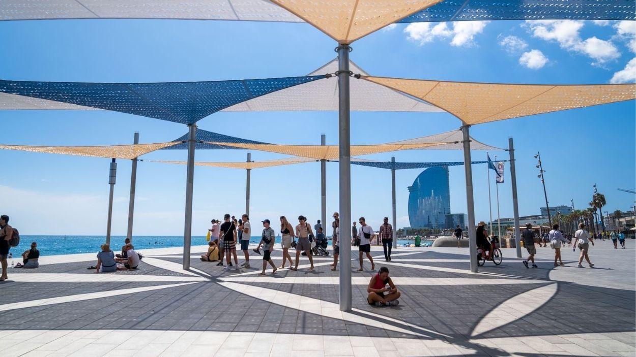 Barcelona aprueba una nueva instrucción para proteger a los trabajadores ante las olas de calor. EP.