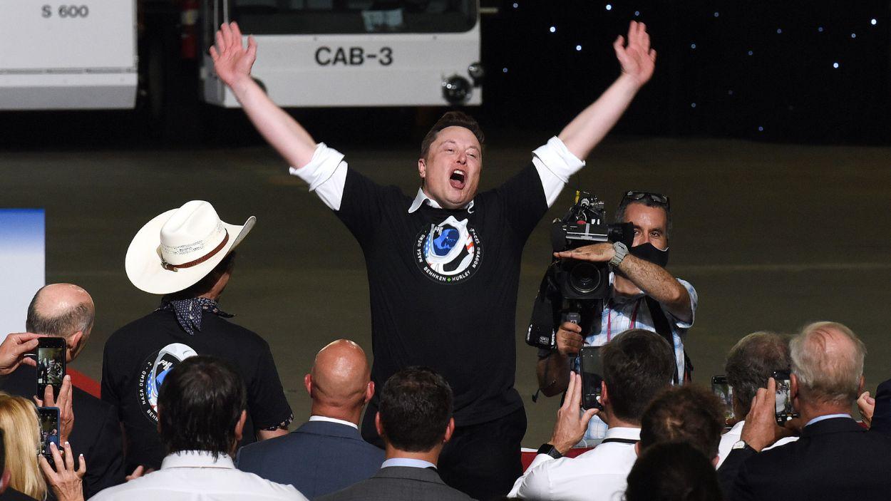 Elon Musk, director ejecutivo de SpaceX, celebra el exitoso lanzamiento de un cohete Falcon 9 con la nave espacial Crew Dragon. EP/Archivo.