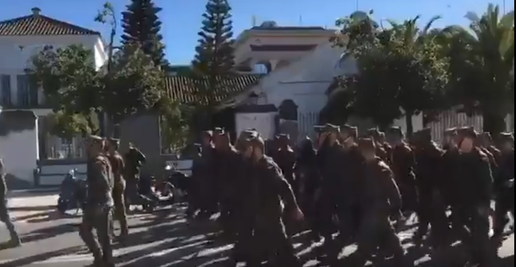 Legionarios marchando por las calles de Sanlúcar de Barrameda.