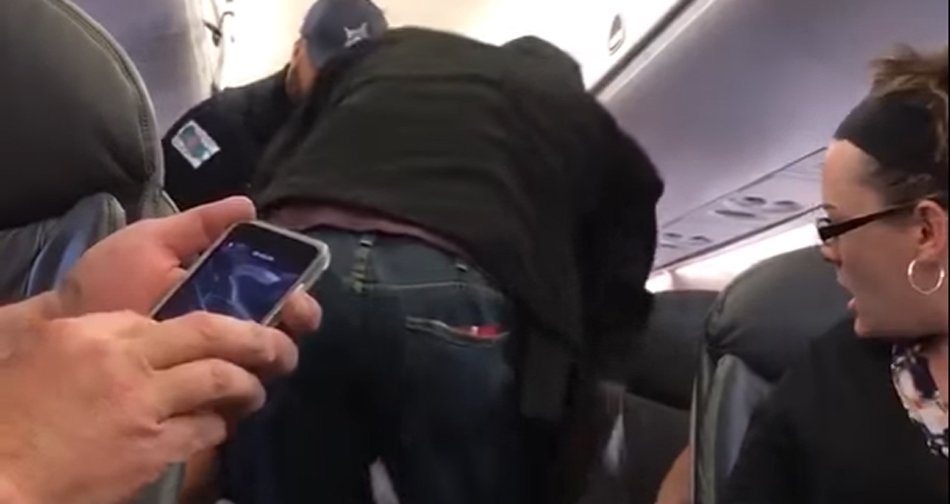 Fotograma del momento en que el pasajero es desalojado del avión de United Airlines.