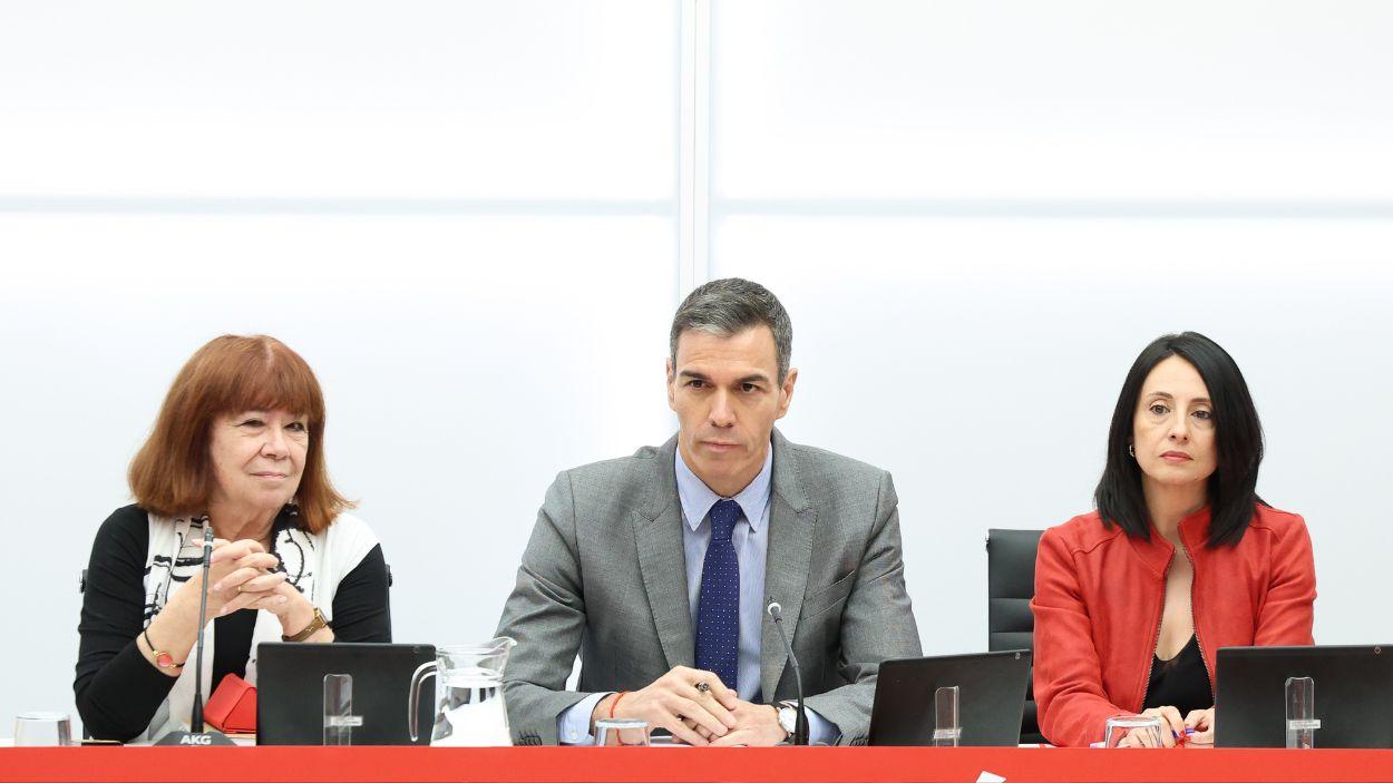 La presidenta del PSOE, Cristina Narbona, el presidente del Gobierno, Pedro Sánchez y la secretaria de Organización del PSOE, Rebeca Torró Soler. EP