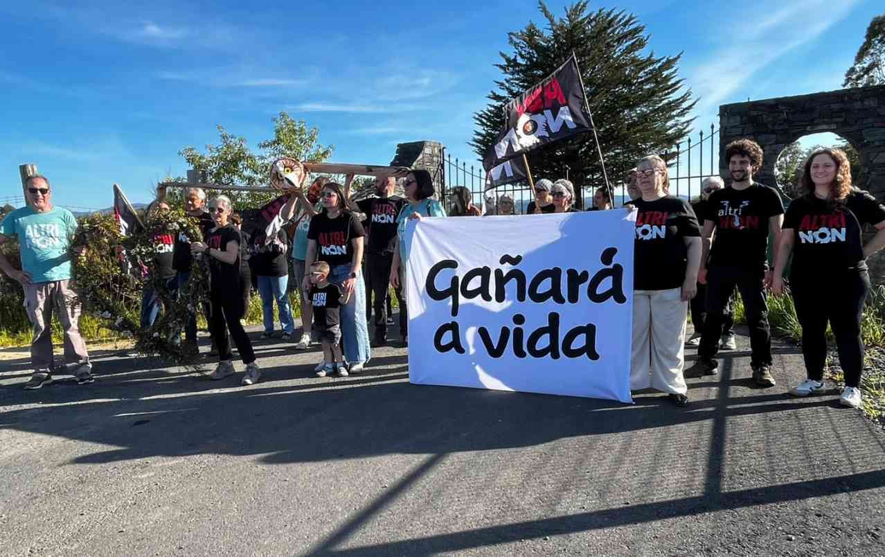 Imagen de esta mañana de la protesta llevada a cabo ante la finca Quintas donde Altri quiere levantar la macrocelulosa (Foto: Plataforma Ulloa Viva).