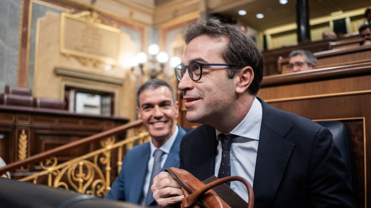 El presidente del Gobierno, Pedro Sánchez, y el vicepresidente y ministro de Economía, Carlos Cuerpo, durante una sesión plenaria en el Congreso. EP.