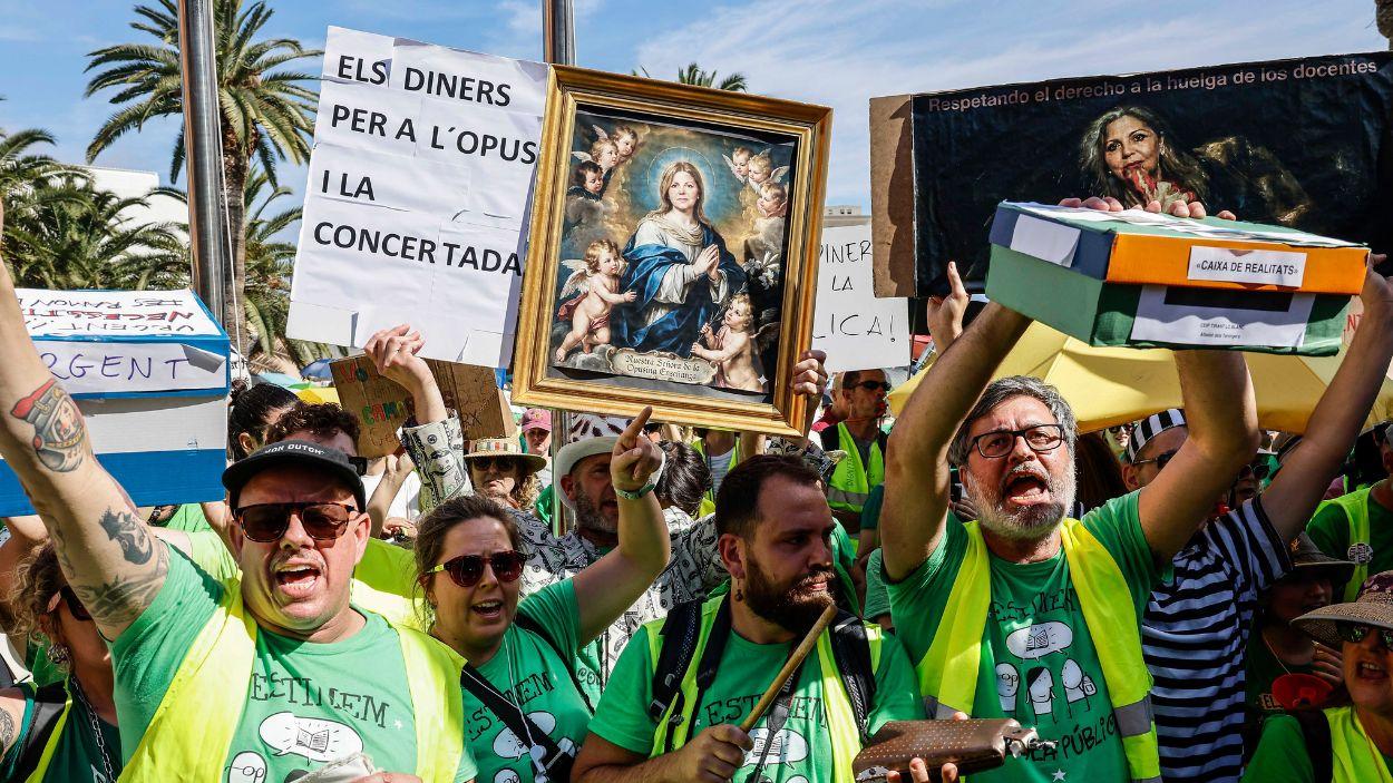 Decenas de personas se concentran frente a la Conselleria de Educación. EP.