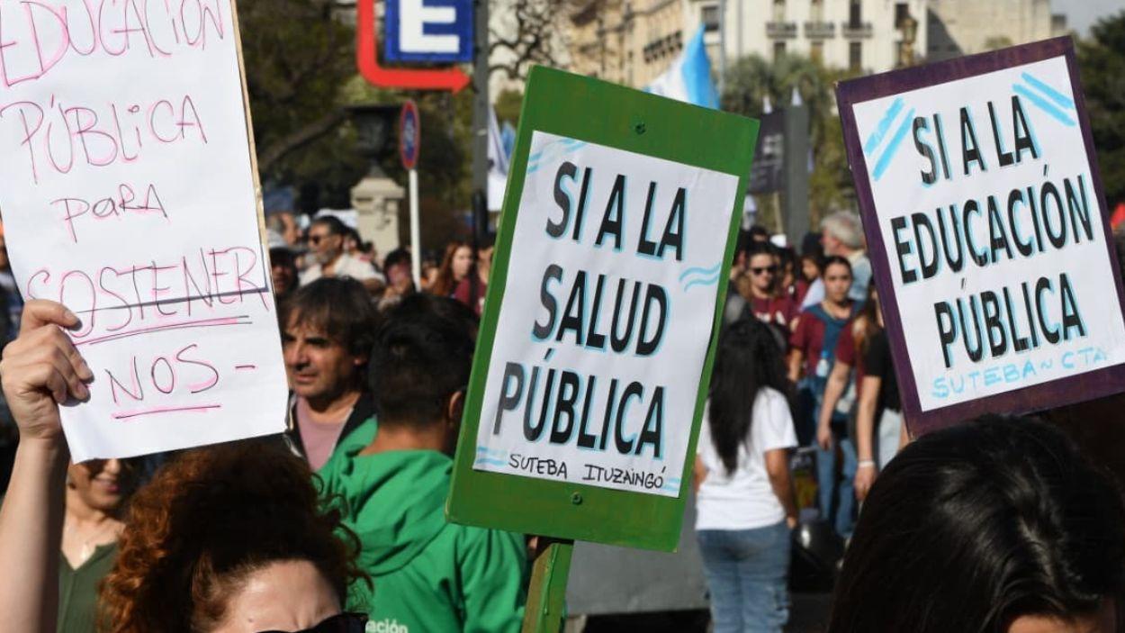 Decenas de personas durante la tercera marcha federal universitaria contra el Gobierno de Milei. EP.