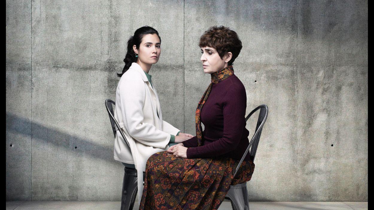Las actrices Loreto Mauleón y Adriana Ozores en la obra teatral 'El Jardín Quemado', de Juan Mayorga. Imagen: Javier Naval.