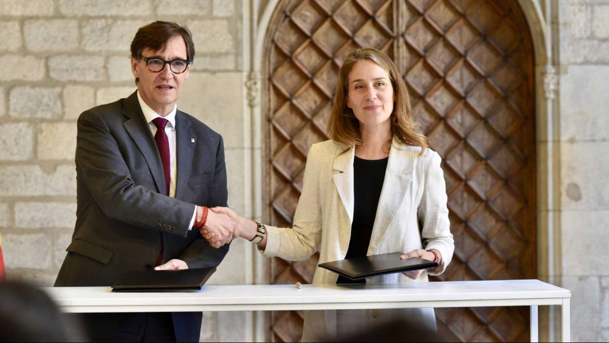 El presidente de la Generalitat, Salvador Illa, y la líder de los Comuns, Jéssica Albiach, firman un acuerdo presupuestario en el Palau de la Generalitat, a 21 de mayo de 2026. David Oller / EP