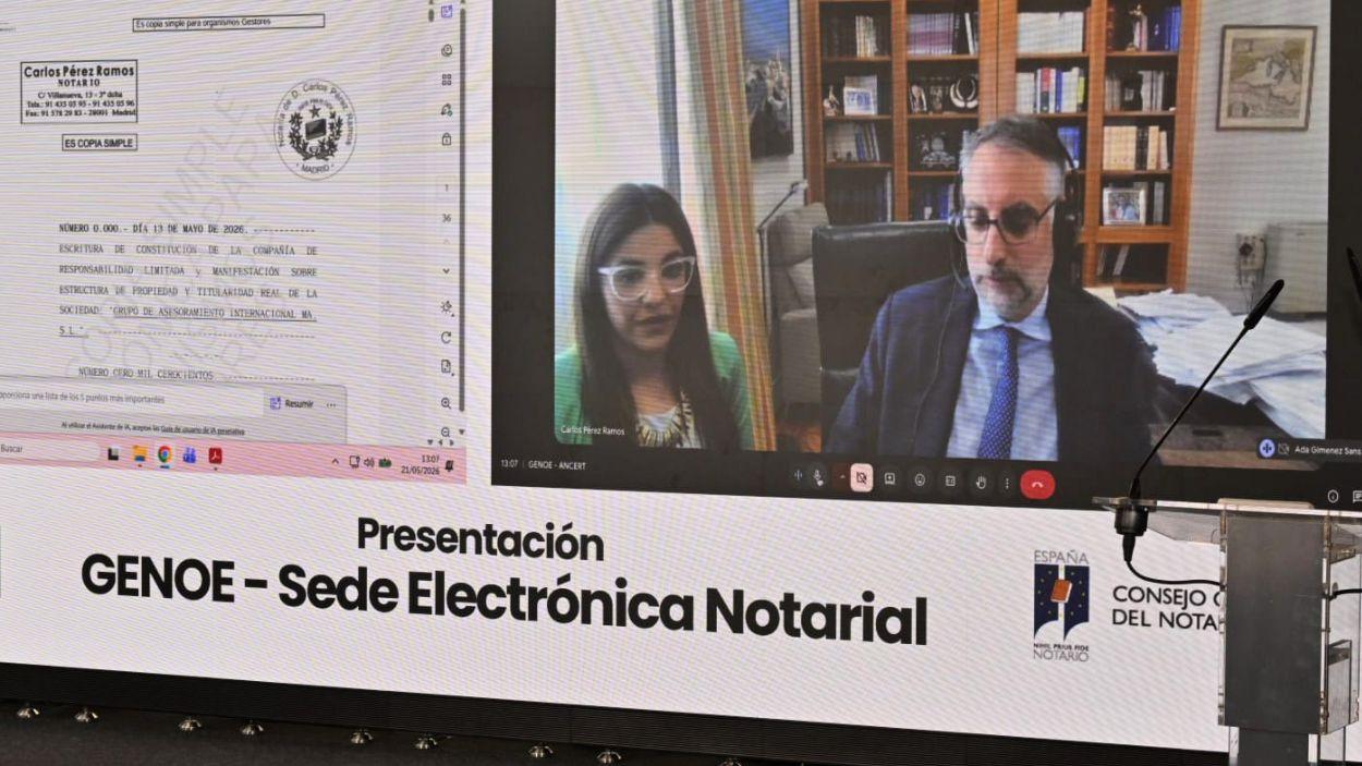 La imagen recoge el momento de la firma de una autorización para la constitución de una sociedad limitada a través de la plataforma GENOE, conectando por videoconferencia con el notario