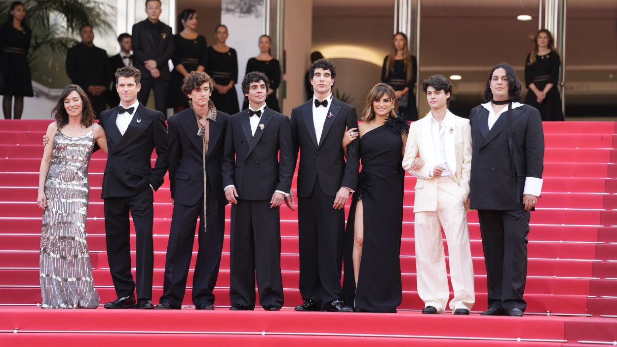 Parte del equipo de la película durante la alfombra roja de la película ‘La bola Negra’, a 21 de mayo de 2026, en Cannes (Francia).