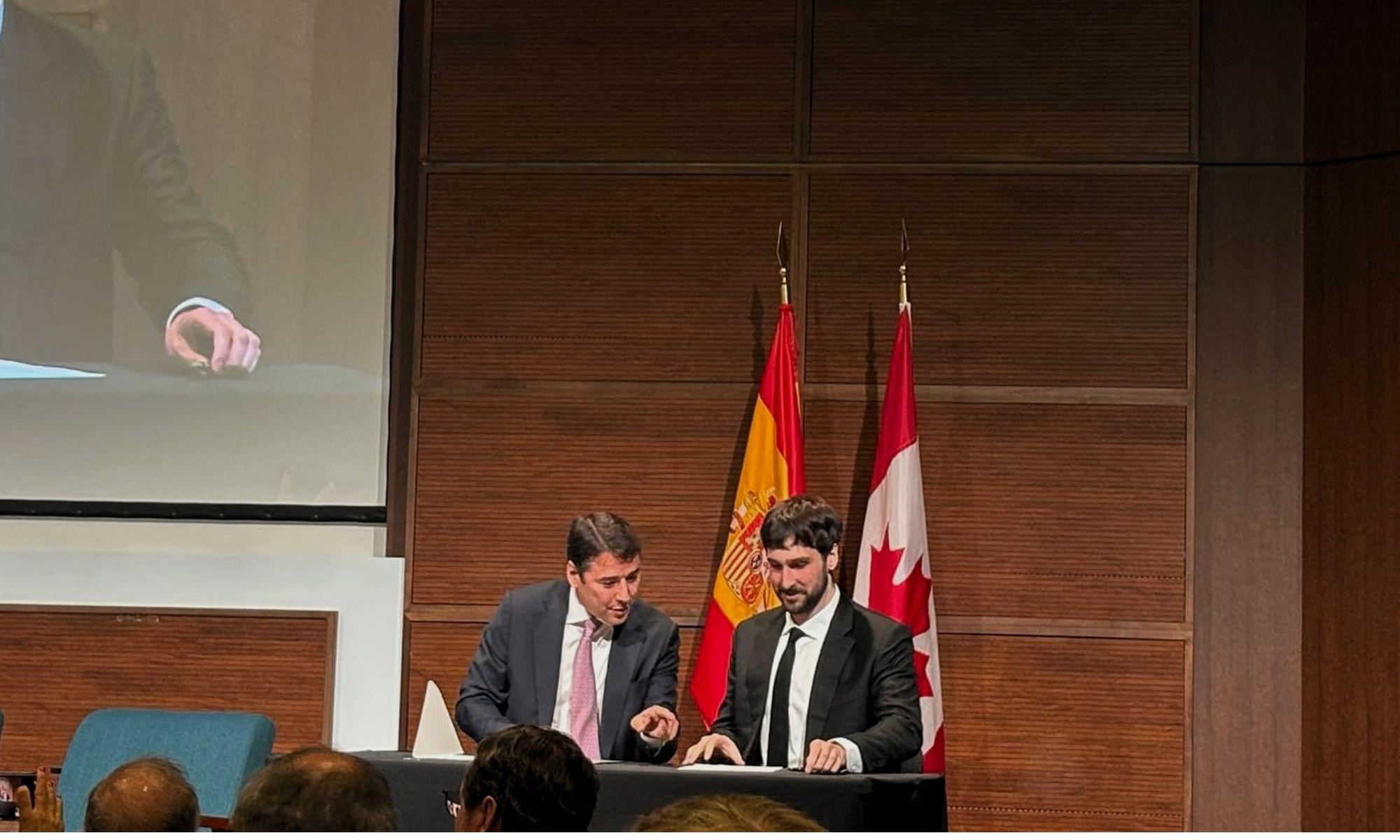 Jacinto Monge (Indra) y Aidan Gomez (Cohere), firman el acuerdo de colaboración entre ambas entidades