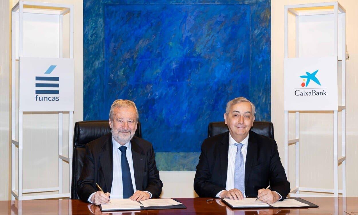 El presidente de CaixaBank, Tomás Muniesa, y el director general de Funcas, Carlos Ocaña, durante la firma del convenio de colaboración en materia de educación financiera. CAIXABANK
