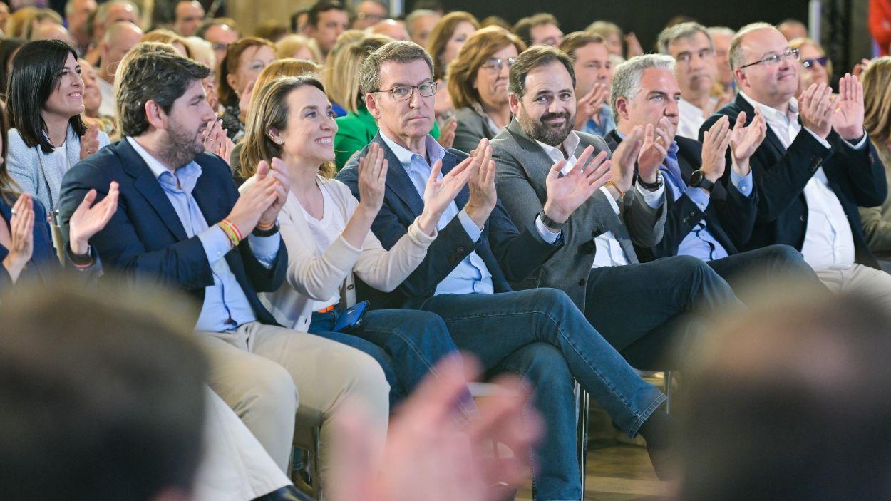 (I D) El presidente de la Región de Murcia, Fernando López Miras; la diputada nacional Cuca Gamarra; el presidente del PP, Alberto Núñez Feijóo; el presidente del PP en Castilla La Mancha, Paco Núñez; y el coordinador naci