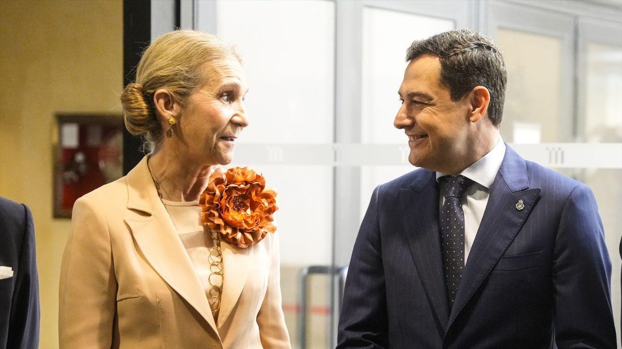 La Infanta Elena (i) junto al presidente de la Junta de Andalucía, Juanma Moreno, (d) durante el Pregón taurino de la Feria de Abril en el Teatro de la Maestranza / EP