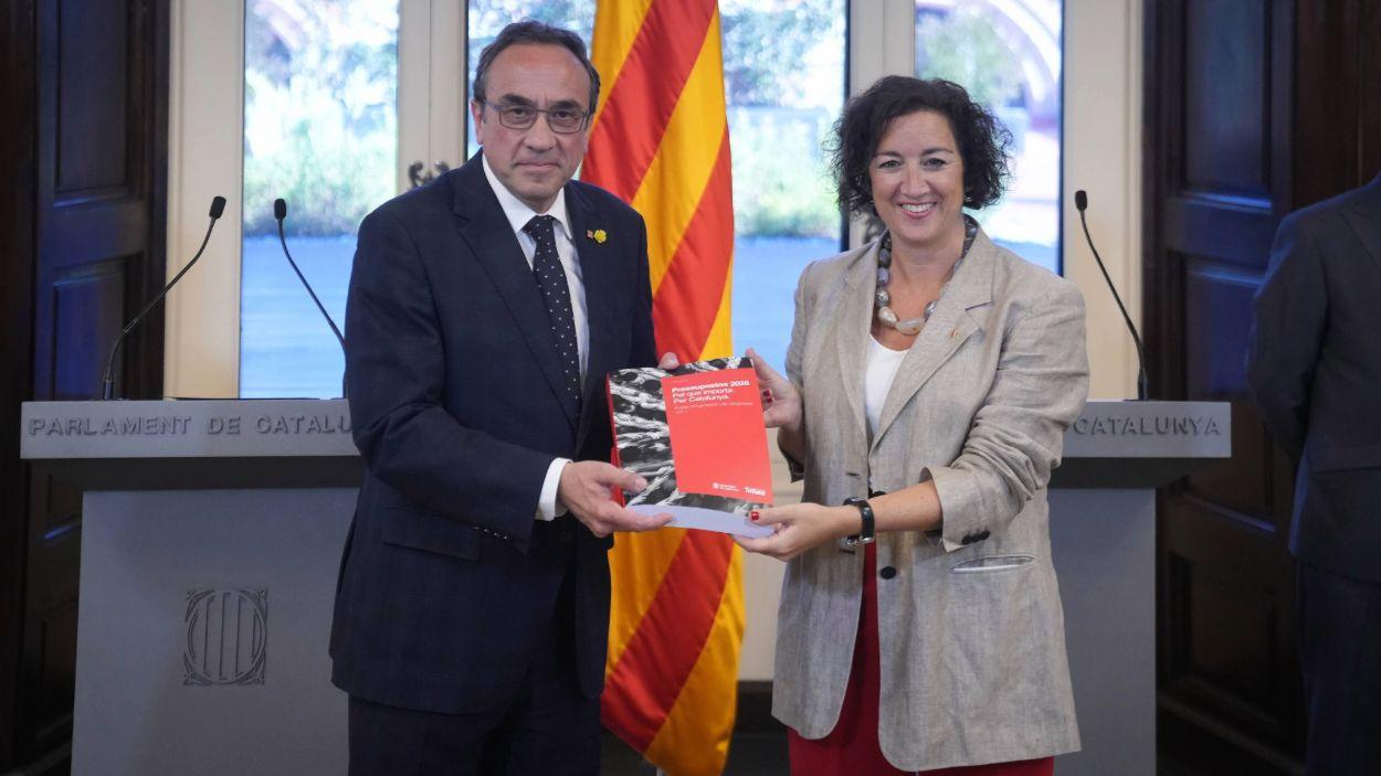El presidente del Parlament de Cataluña, Josep Rull, y la consellera de Economía y Finanzas, Alícia Romero, en el acto de presentación del proyecto de ley de los presupuestos para el año 2026, en el Parlament, a 22 de mayo de 2026. David Zorrakino / EP