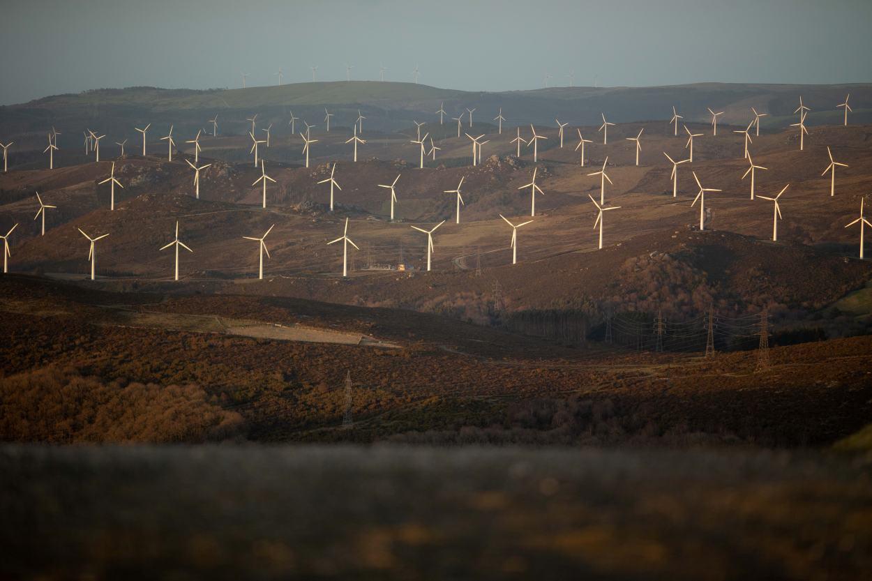 Imagen de uno de lo parques eólicos (este en la provincia de Lugo) que pueblan muchas montañas de Galicia (Foto: Europa Press/Archivo).