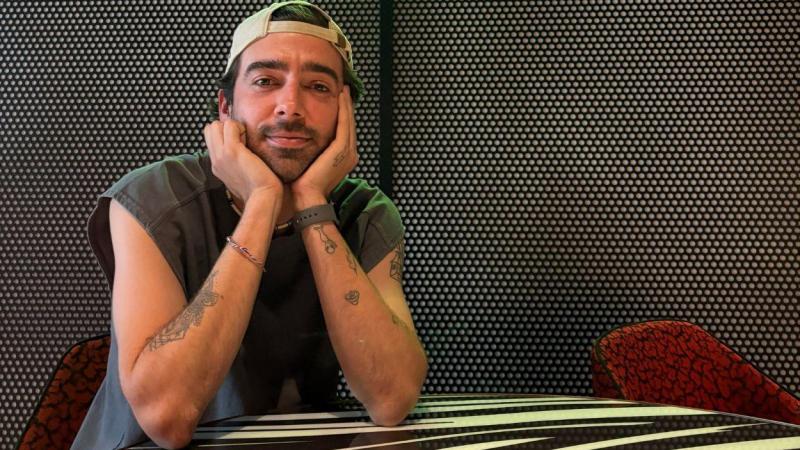 Charlamos con el cómico y actor barcelonés Marc Biarnés, que triunfa con su ‘Noticiero Live Show’. ElPlural.com. Charlamos con el cómico y actor barcelonés Marc Biarnés, que triunfa con su ‘Noticiero Live Show’. ElPlural.com.