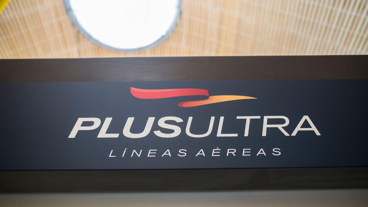 Un panel muestra información sobre vuelos de la aerolínea Plus Ultra, en el aeropuerto de Madrid   Barajas Adolfo Suárez, a 21 de abril de 2021. EP.