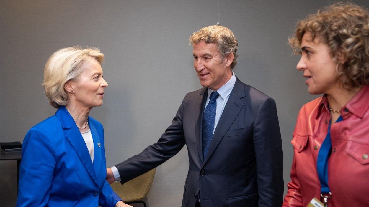 El líder del PP, Alberto Núñez Feijóo, saluda a la presidenta de la Comisión Europea, Ursula von der Leyen, en Bruselas durante la reunión del PPE. Le acompaña la secretaria general del PPE, Dolors Montserrat. EP.