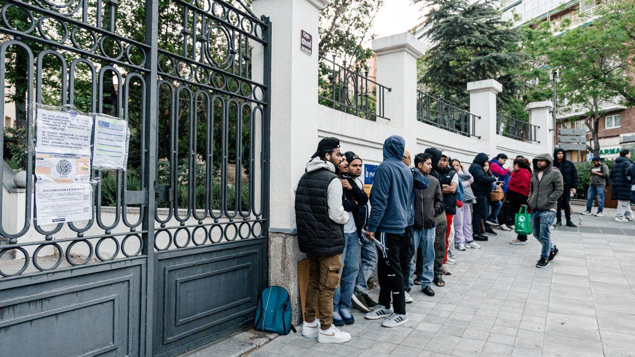 Varias personas hacen cola para conseguir el certificado de vulnerabilidad en una Oficina de Asistencia en Materia de Registro. EP.