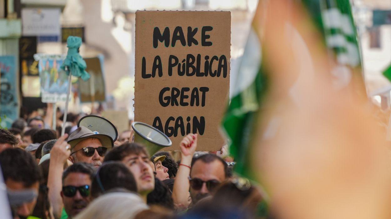 Decenas de personas durante una concentración, frente a Les Corts Valencianes. EP.