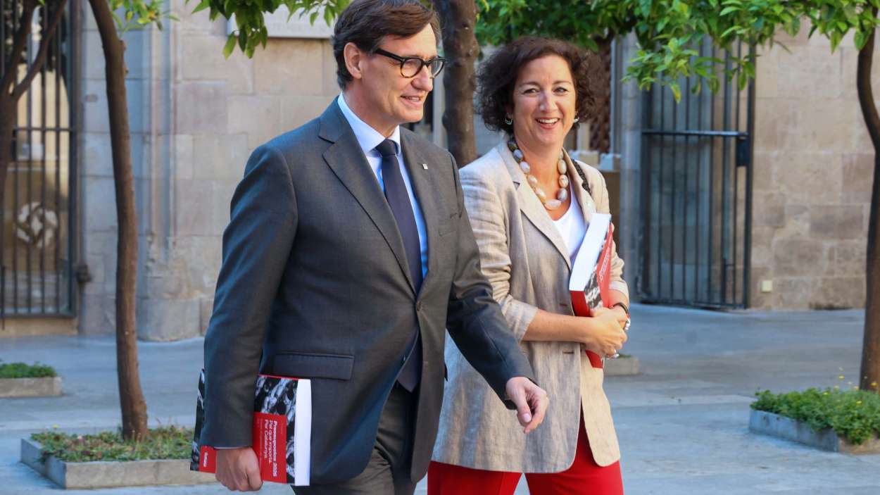 El presidente de la Generalitat, Salvador Illa, y la consellera de Economía y Finanzas, Alícia Romero, en el Palau de la Generalitat, a 22 de mayo de 2026. Rubén Moreno