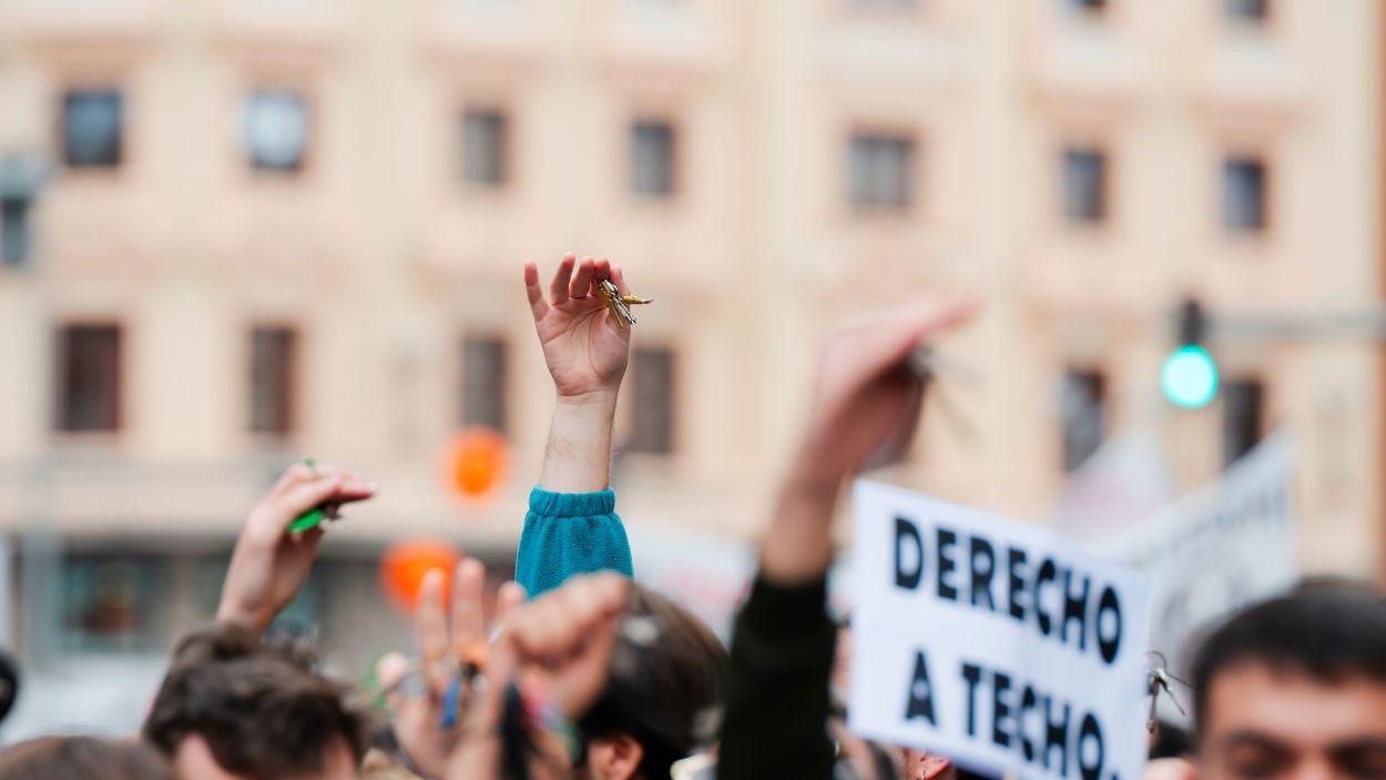 Varias personas durante una manifestación por la vivienda, desde Atocha, a 5 de abril de 2025, en Madrid. EP.