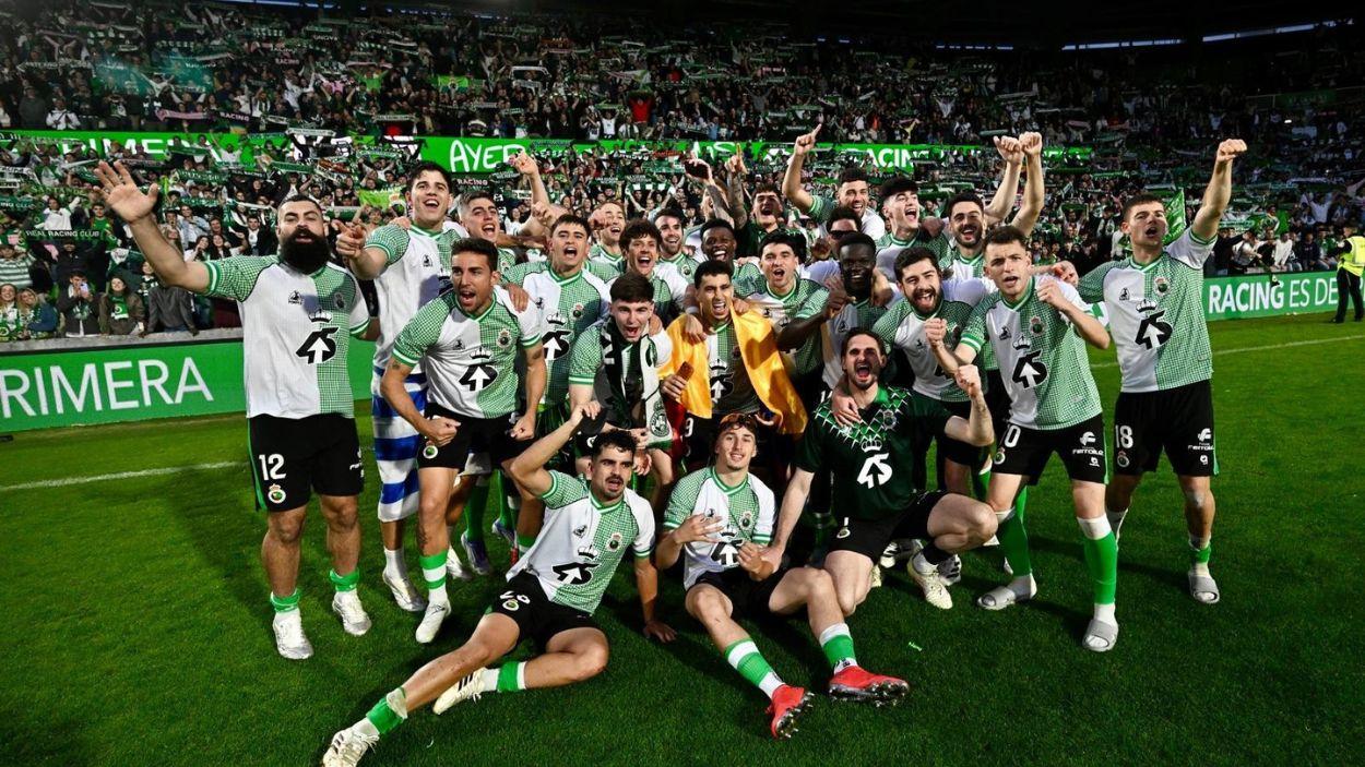 Jugadores y miembros del equipo técnico del Racing de Santander celebran su subida a Primera División de LaLiga, en el estadio de El Sardinero, a 16 de mayo de 2026, en Santander, Cantabria (Españ