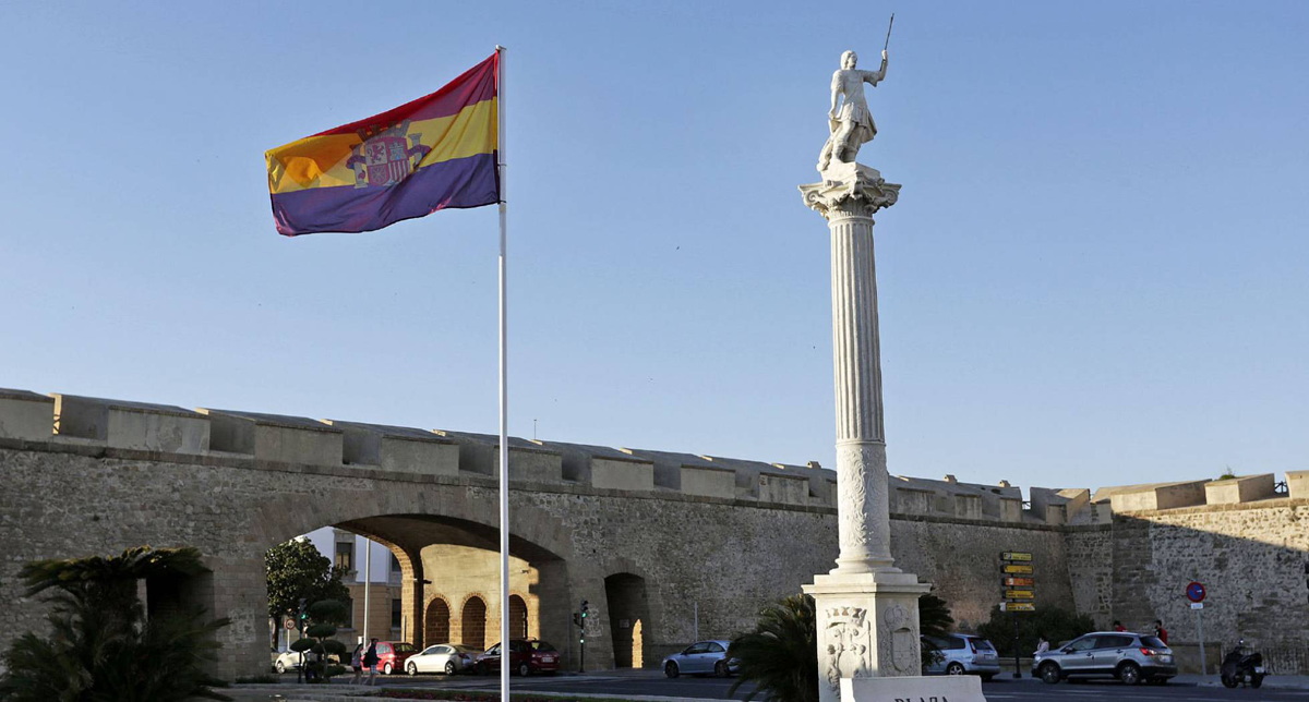 La bandera republicana, izada en la plaza de la Constitución de Cádiz