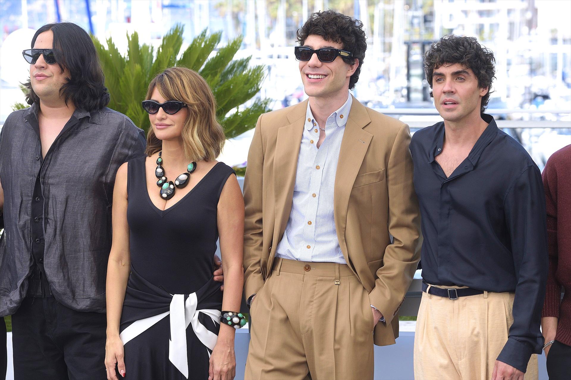 Los actores Carlos González y Penélope Cruz, y los directores Javier Calvo y Javier Ambrossi, durante el photocall de la película ‘La bola Negra’, en Cannes / EP