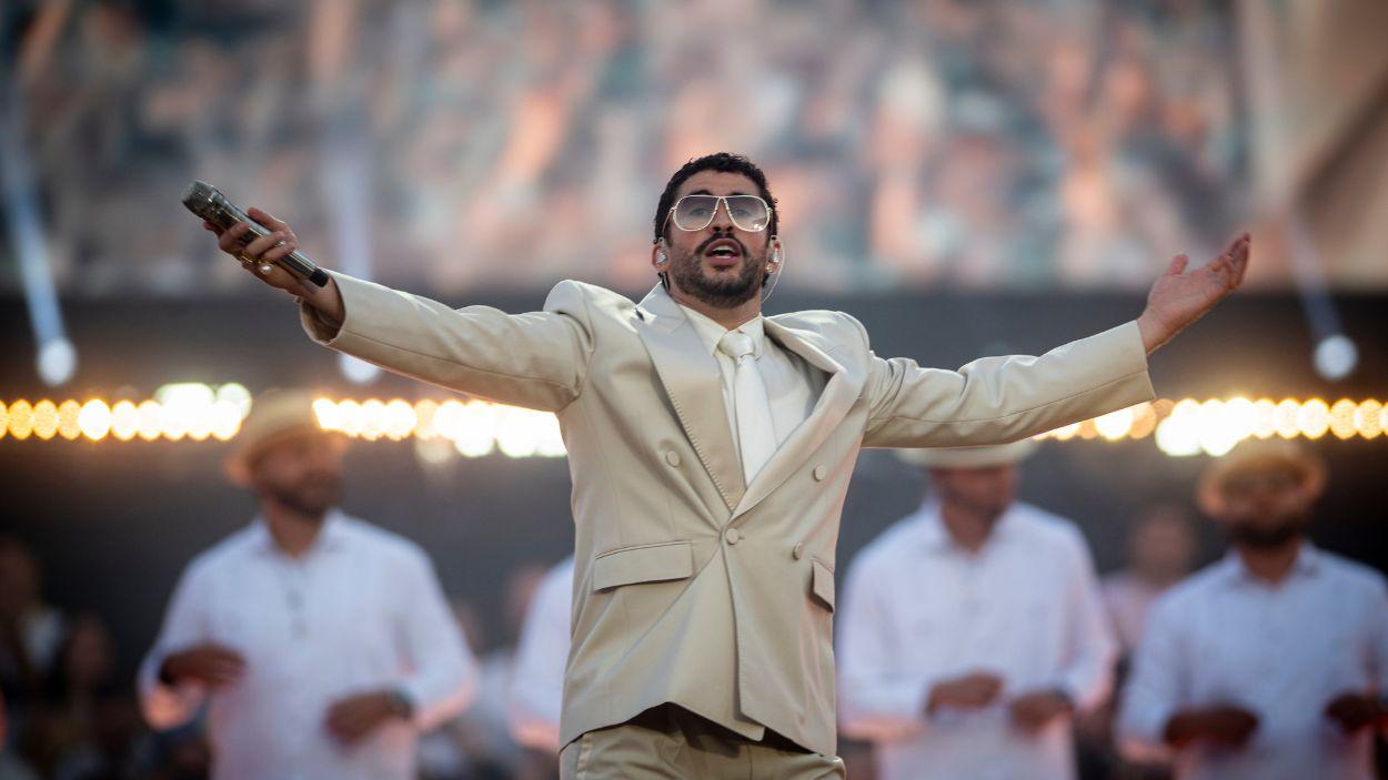El cantante Bad Bunny durante su concierto en el Estadi Olímpic Lluís Companys. EP.