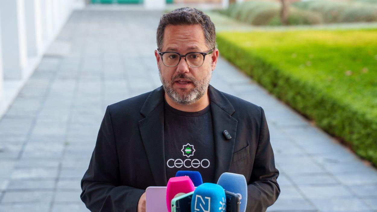 El portavoz de Adelante Andalucía, José Ignacio García, atiende a los medios antes de participar en la Diputación Permanente del Parlamento andaluz / EP