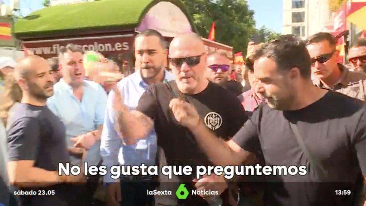 Daniel Esteve (Desokupa) agrede a un periodista durante la manifestación ultra contra el Gobierno. laSexta.