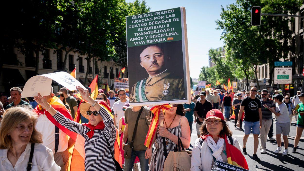Manifestantes ultraderechistas portan una pancarta franquista en la marcha ultra contra Sánchez. Europa Press.