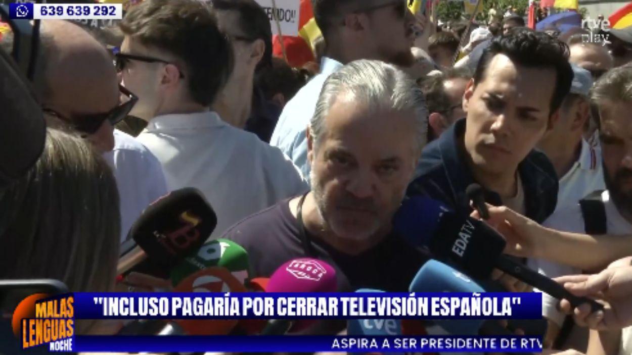 Acoso a TVE en la marcha ultra Daniel Esteve insulta a una reportera mientras De Quinto amenaza con el cierre. Twitter Malas Lenguas.
