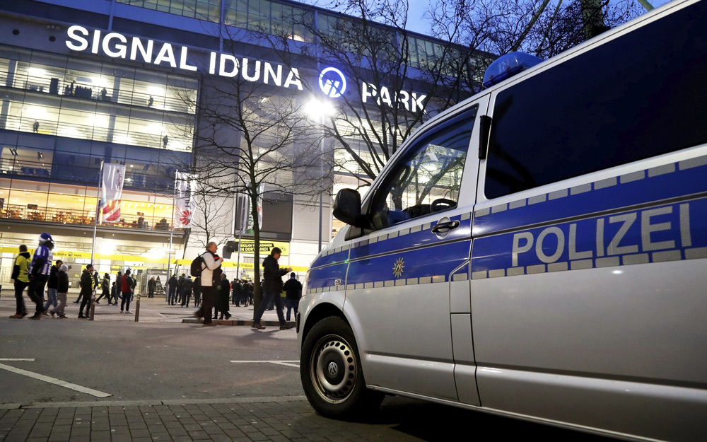 Un coche de policía permanece estacionado frente al estadio Signal-Iguna-Park. 