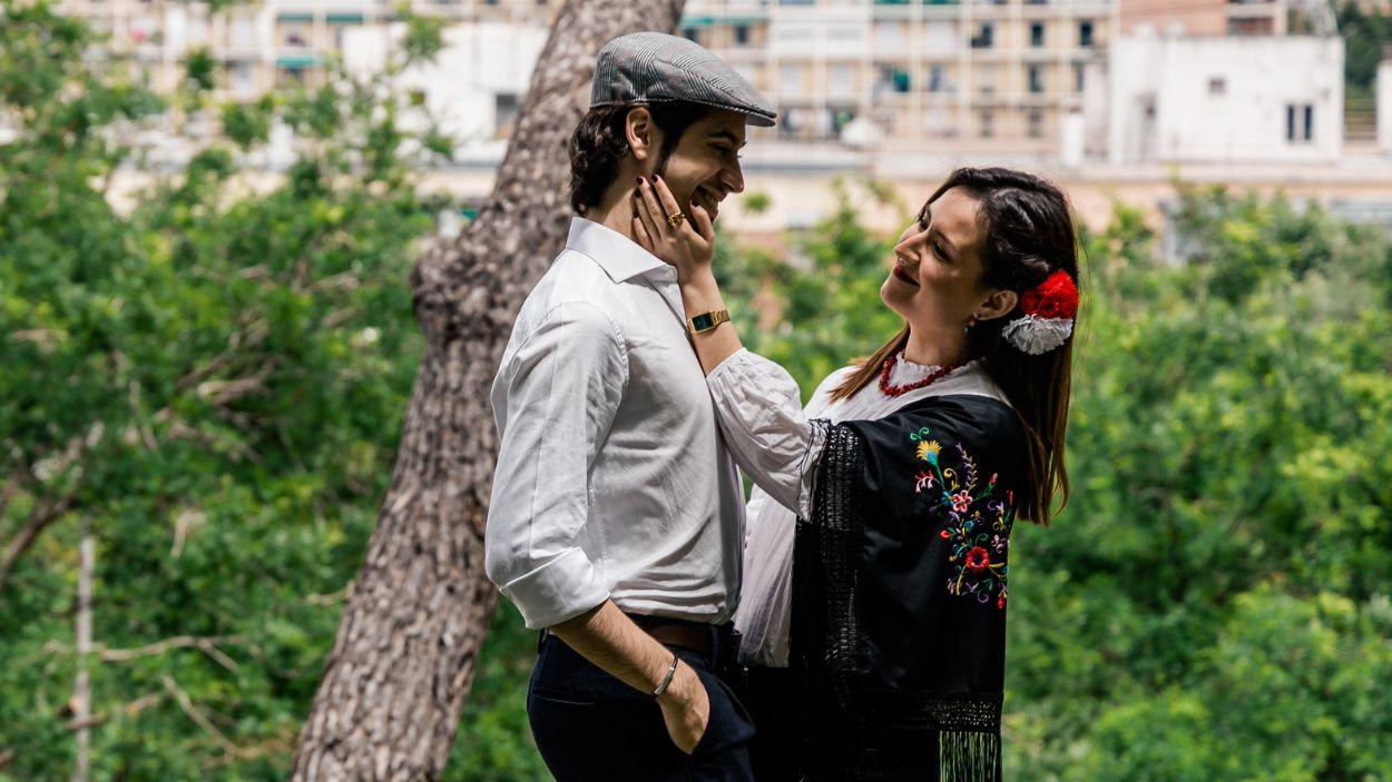 Una pareja en la Pradera de San Isidro, a 15 de mayo de 2025, en Madrid (España).