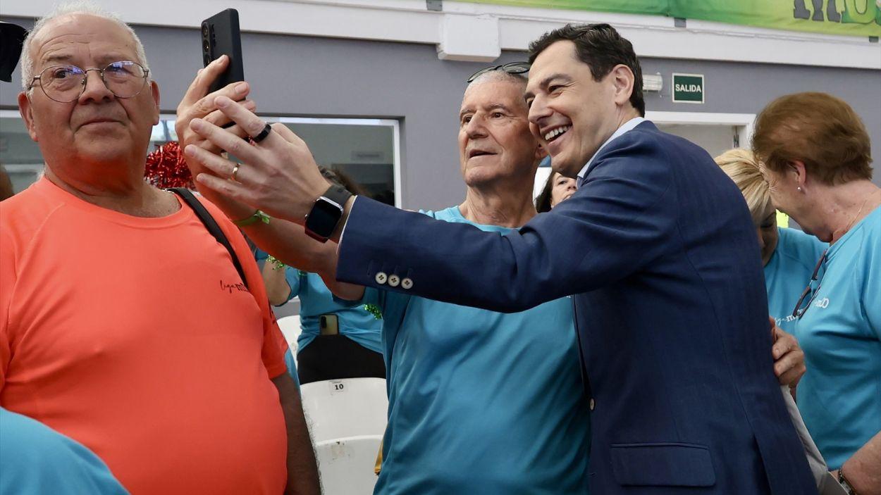 El presidente en funciones de la Junta de Andalucía, Moreno Bonilla, saluda a participantes de la fase final de la Liga M100 'Más vida' que tiene lugar en El Puerto de Santa María (Cádiz) / EP