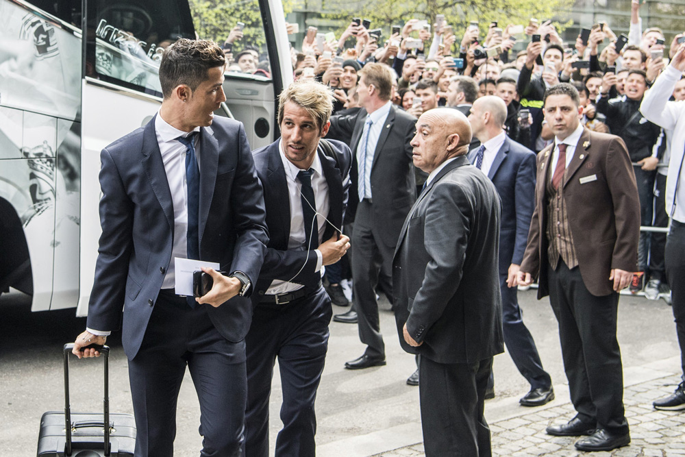 Cristiano Ronaldo y  Fábio Coentrao bajan del autobús a la llegada del Real Madrid al hotel en Múnich. 