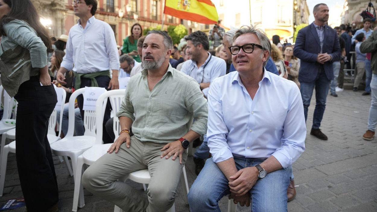 El presidente de Vox, Santiago Abascal (d), junto al portavoz de Vox en Andalucía, Manuel Gavira / EP