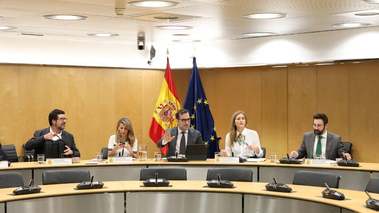 El Gobierno y los agentes sociales reunidos por las medidas de impacto económico y social de la guerra en Irán, a 25 de mayo de 2026. EP.