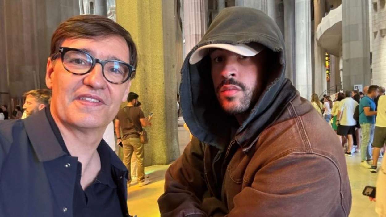 El presidente de la Generalitat, Salvador Illa, y el cantante puertorriqueño Bad Bunny en una fotografía tomada en el interior de la Sagrada Familia. Instagram (@salvador_illa)