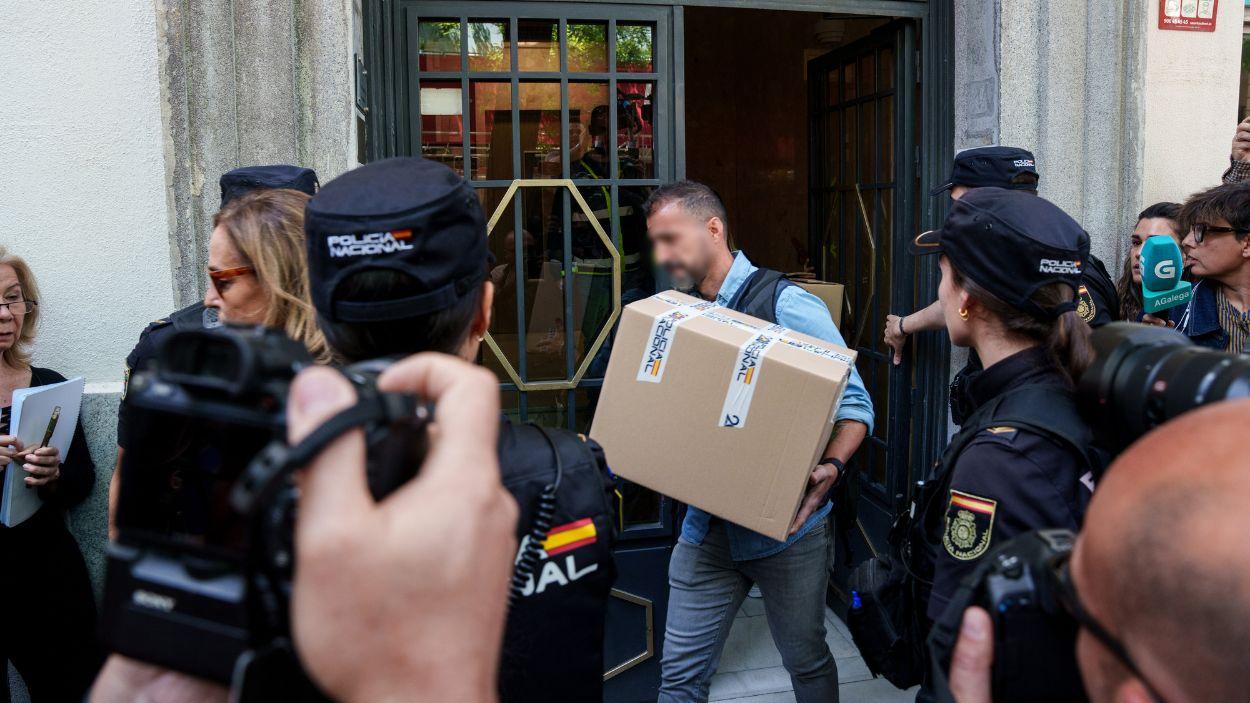 Agentes de la UDEF salen de registrar el despacho de José Luis Rodríguez Zapatero. EP