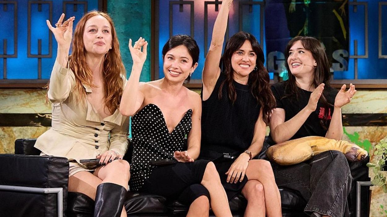 La Revuelta junto a Anna Castillo, Laura Weissmahr, Macarena García y la directora Victoria Martín